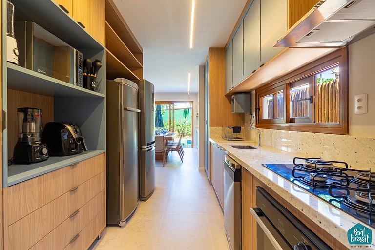 Beautiful 4-bedroom village house in Itacimirim