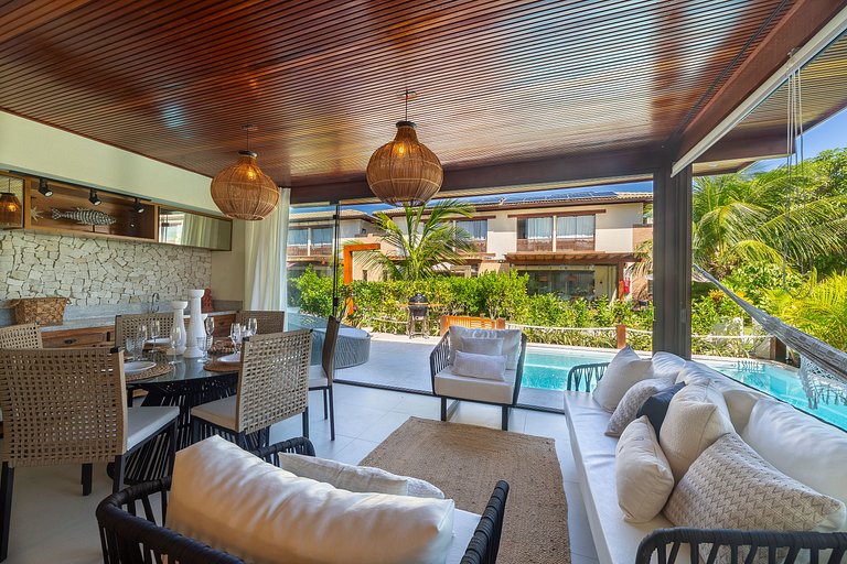 Beautiful bungalow with pool and hot tub in Imbassaí - House